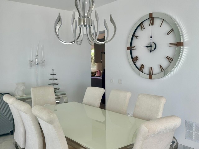 4 Bedrooms Villa in Benahavís