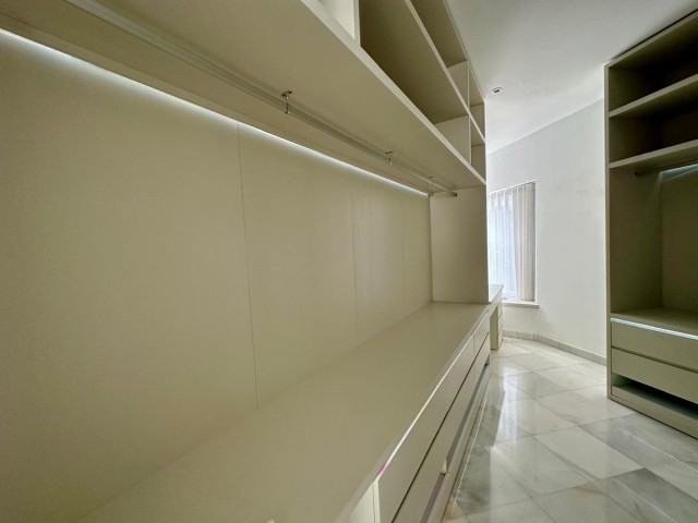 4 Bedrooms Villa in Benahavís