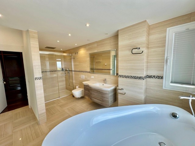 4 Bedrooms Villa in Benahavís