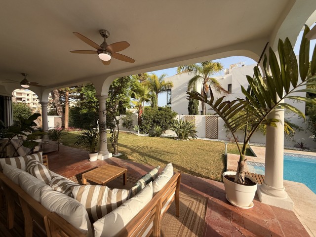 Villa avec 4 Chambres  à Estepona