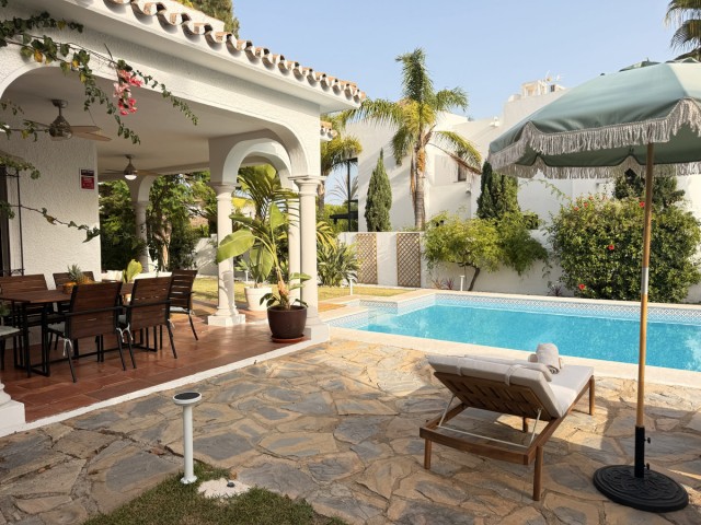Villa avec 4 Chambres  à Estepona