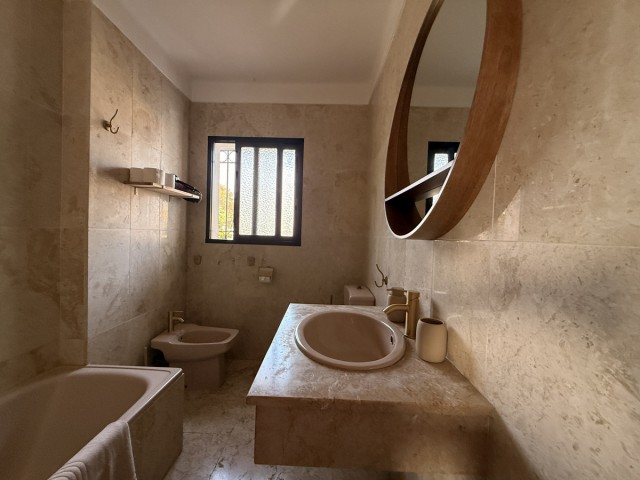 Villa avec 4 Chambres  à Estepona