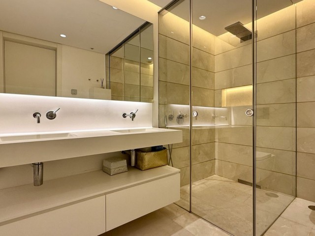 Apartamento con 3 Dormitorios  en Marbella