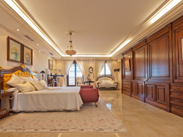 Villa con 7 Dormitorios  en La Cala de Mijas