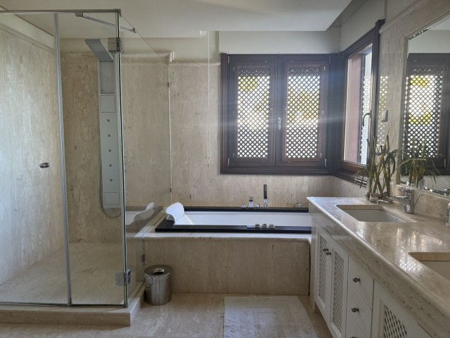 2 Bedrooms Apartment in Estepona