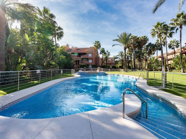 Apartamento con 2 Dormitorios  en Marbella