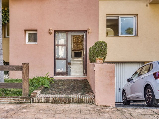 Adosado con 3 Dormitorios  en Marbella