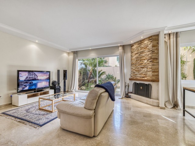 Adosado con 3 Dormitorios  en Marbella