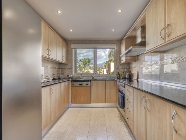 Adosado con 3 Dormitorios  en Marbella