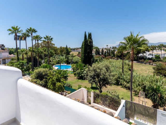Maison mitoyenne avec 4 Chambres  à Estepona
