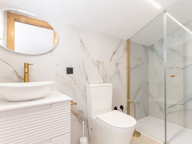 Maison mitoyenne avec 4 Chambres  à Estepona