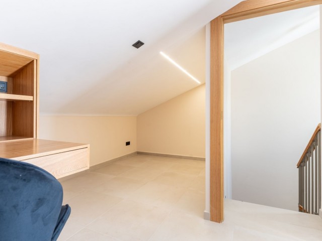 Maison mitoyenne avec 4 Chambres  à Estepona