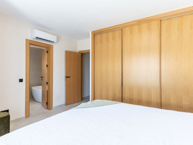 Maison mitoyenne avec 4 Chambres  à Estepona