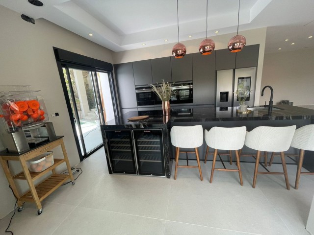 7 Sovrums Villa i Elviria