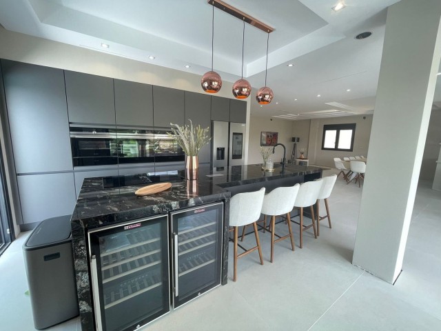 7 Sovrums Villa i Elviria