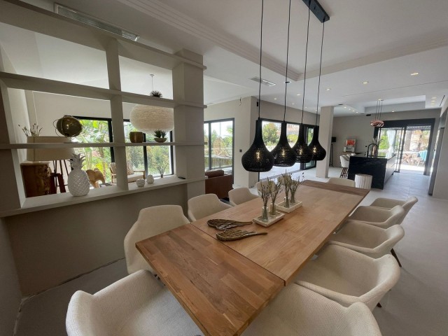 Villa avec 7 Chambres  à Elviria