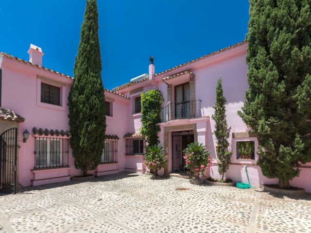 5 Bedrooms Villa in Benahavís