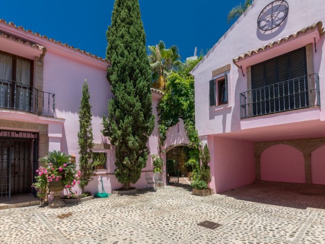 5 Bedrooms Villa in Benahavís