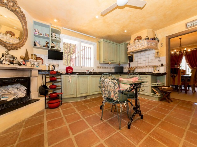 5 Bedrooms Villa in Benahavís