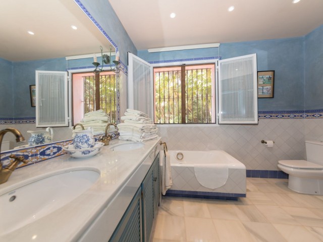 5 Bedrooms Villa in Benahavís