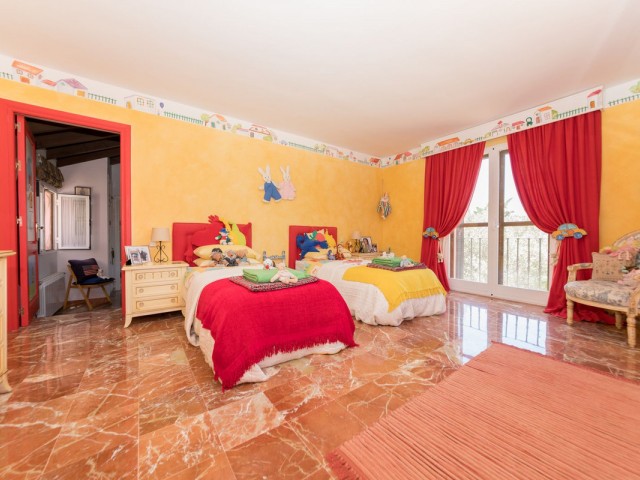 5 Bedrooms Villa in Benahavís