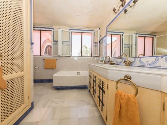 5 Bedrooms Villa in Benahavís