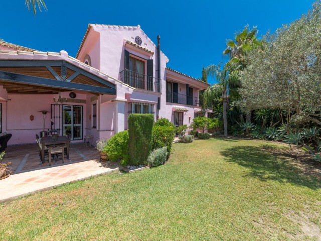 5 Bedrooms Villa in Benahavís