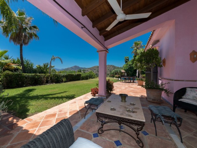 5 Bedrooms Villa in Benahavís