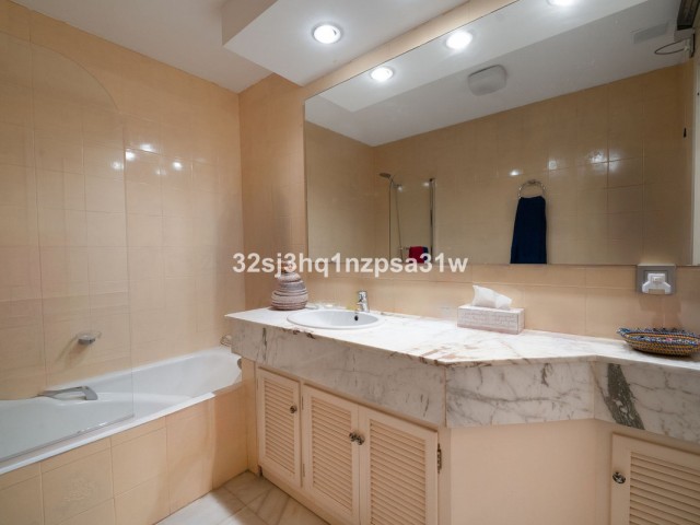 4 Bedrooms Apartment in Guadalmina Baja