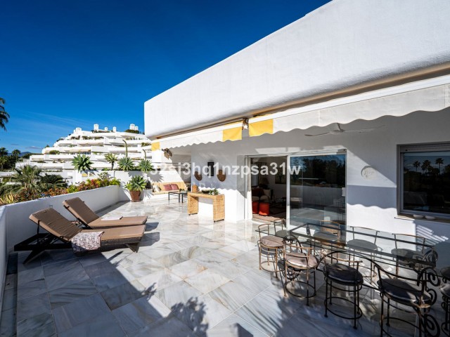 4 Bedrooms Apartment in Guadalmina Baja