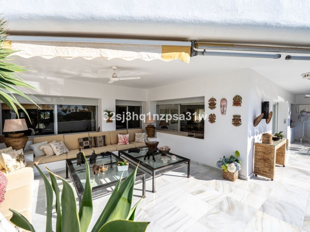 4 Bedrooms Apartment in Guadalmina Baja