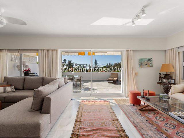 4 Bedrooms Apartment in Guadalmina Baja