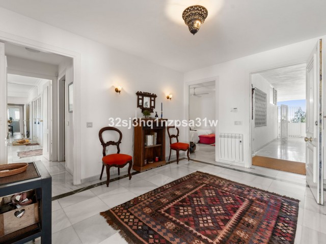 4 Bedrooms Apartment in Guadalmina Baja