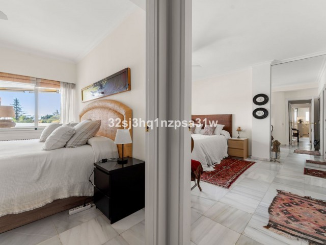 4 Bedrooms Apartment in Guadalmina Baja