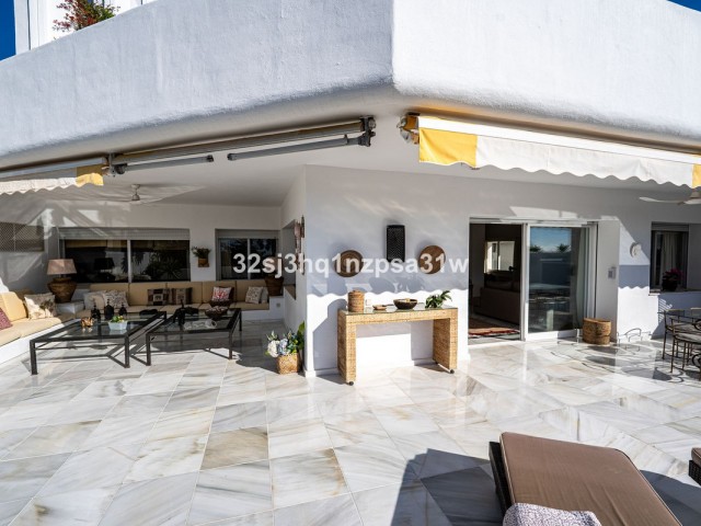 4 Bedrooms Apartment in Guadalmina Baja