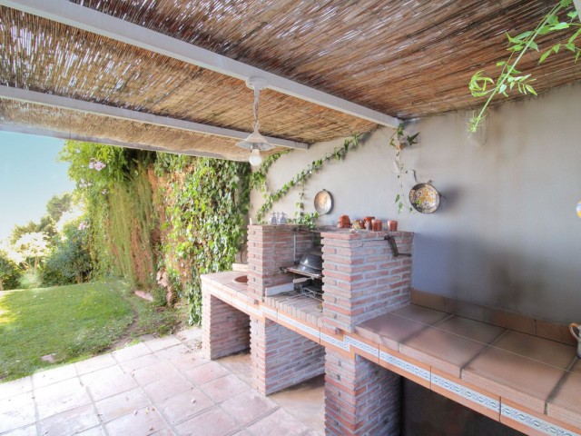 Villa avec 6 Chambres  à Estepona