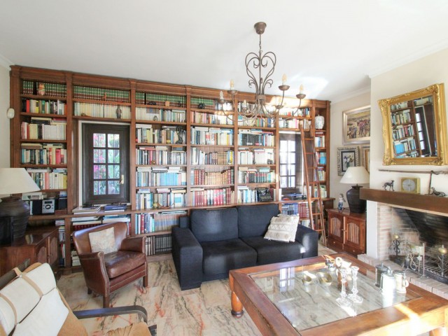 Villa avec 6 Chambres  à Estepona