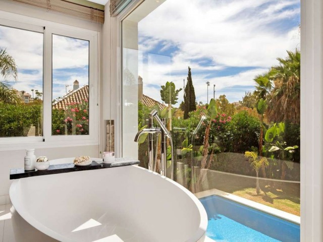 4 Bedrooms Villa in Nueva Andalucía