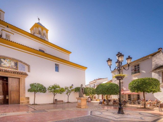 Adosado con 6 Dormitorios  en Marbella