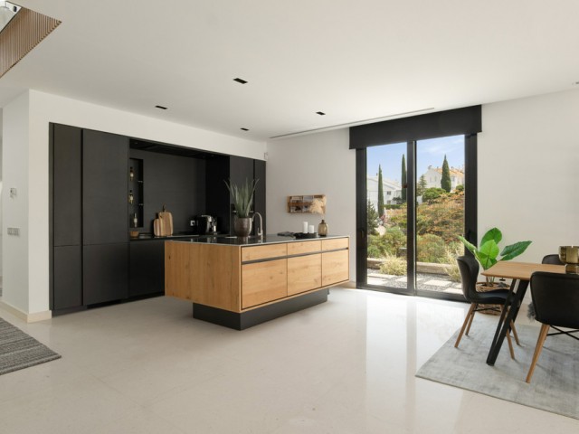 Villa avec 5 Chambres  à Cabopino