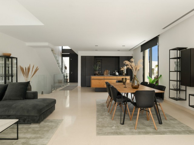 Villa avec 5 Chambres  à Cabopino