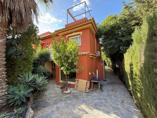 Maison mitoyenne avec 4 Chambres  à Estepona
