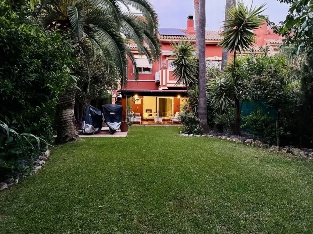 Maison mitoyenne avec 4 Chambres  à Estepona