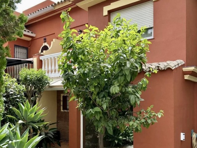 Maison mitoyenne avec 4 Chambres  à Estepona