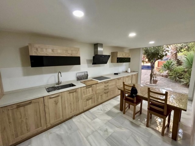 Maison mitoyenne avec 4 Chambres  à Estepona