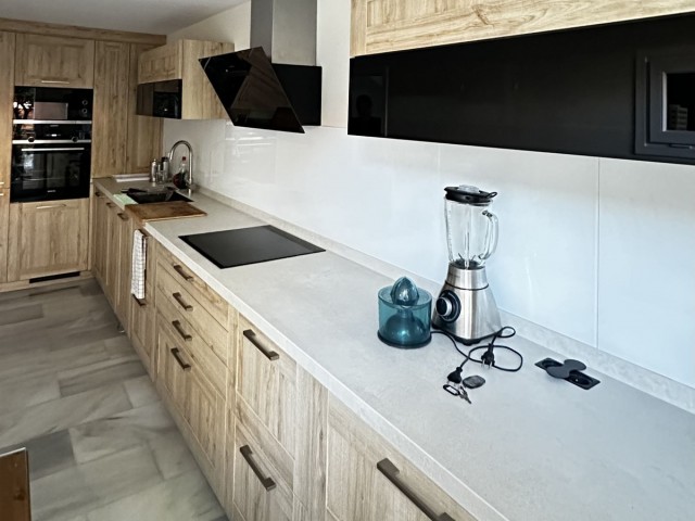 Maison mitoyenne avec 4 Chambres  à Estepona