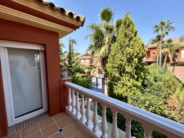 Maison mitoyenne avec 4 Chambres  à Estepona