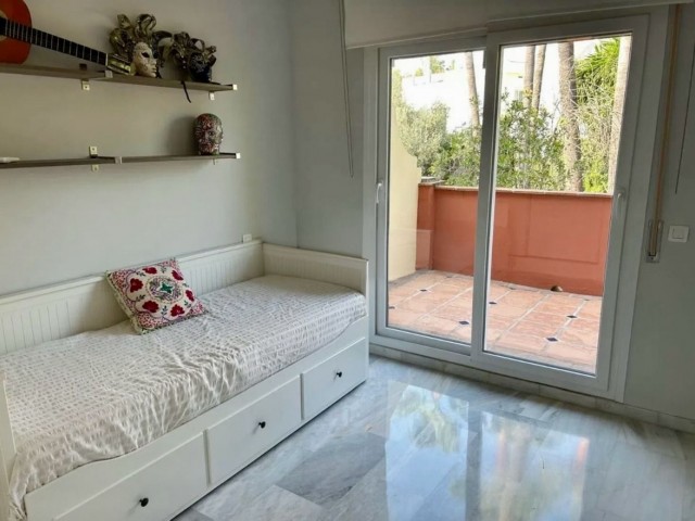 Maison mitoyenne avec 4 Chambres  à Estepona