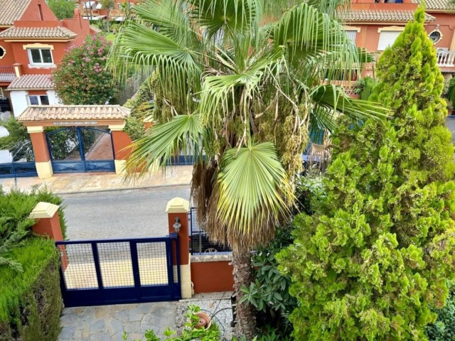 Maison mitoyenne avec 4 Chambres  à Estepona