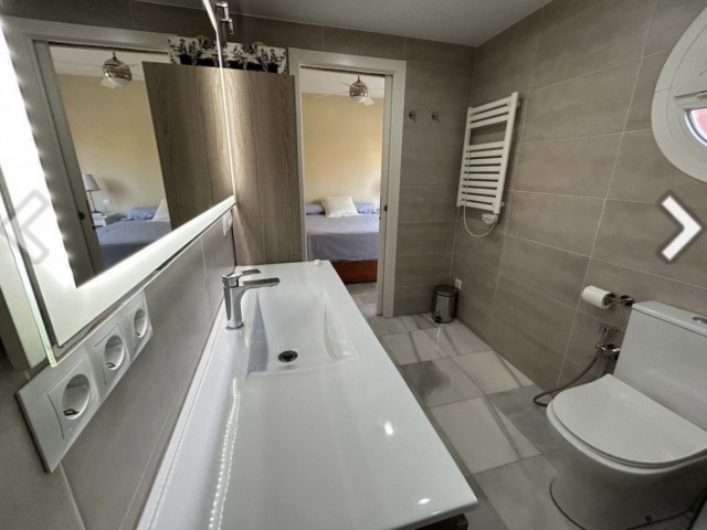 Maison mitoyenne avec 4 Chambres  à Estepona